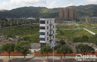 Illustration for article titled Chinese Protest Houses Defy Progress